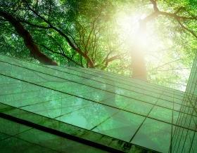 可持续绿色建筑. 环保的建筑. 可持续发展的玻璃办公楼，树木减少二氧化碳. 绿色办公环境. 企业建筑减少二氧化碳排放. 安全玻璃.
