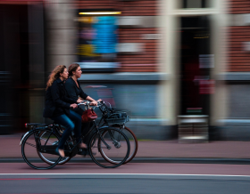 积极的旅行——女性骑自行车